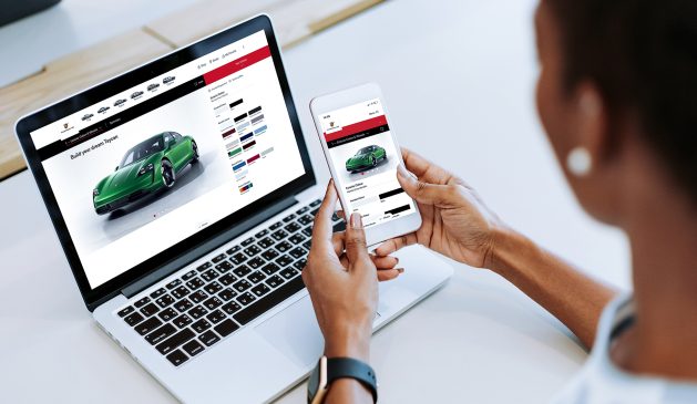 Porsche-Kundin beim Online-Shopping