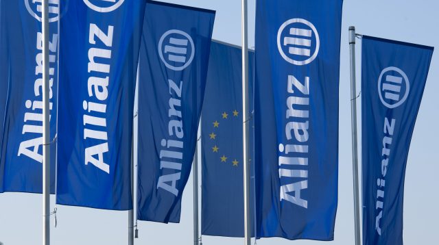 Allianzflaggen und Europaflagge wehen im Wind