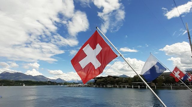 Die Flagge der Schweiz, Luzern am Vierwaldstättersee