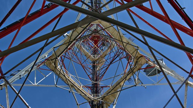 Ein Telekommunikationsmast von unten fotografiert