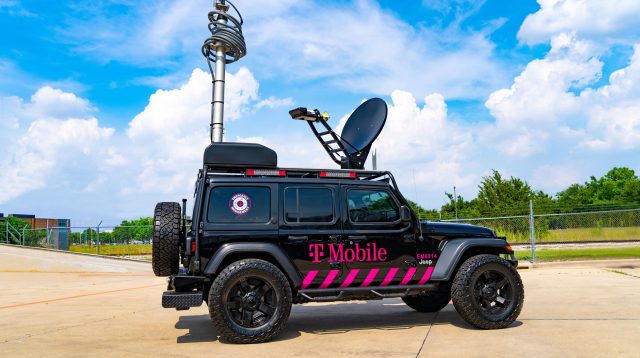 T-Mobile Mobiler Sendemast auf einem Jeep angebracht