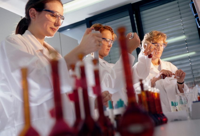 Pharma-ForscherInnen Barbara Pfaff, Viktoria Gladkova und Doris Geissler