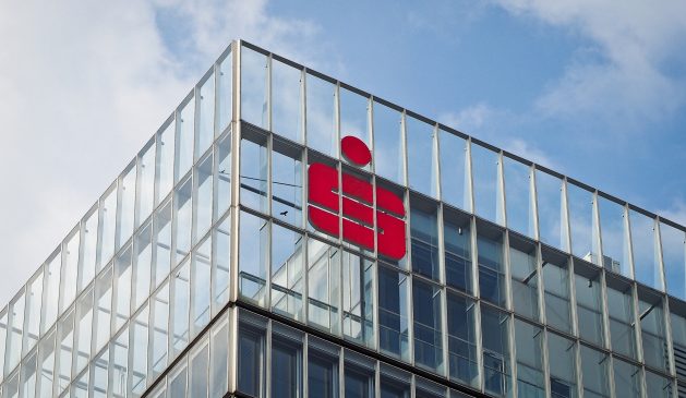 Sparkassen-Logo an einem Gebäude.