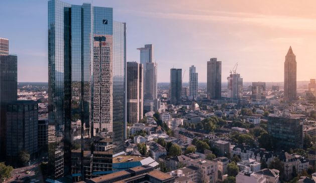 Bild der Frankfurter Skyline bei Sonnenuntergang