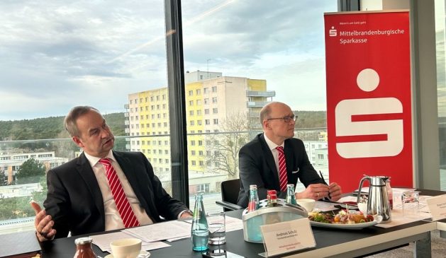 (v.l.) Andreas Schulz, Vorstandsvorsitzender, und Robert Heiduck, Pressesprecher der Mittelbrandenburgischen Sparkasse.