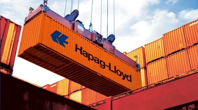 Verladung eines Standardcontainers (TEU) von Hapag-Lloyd