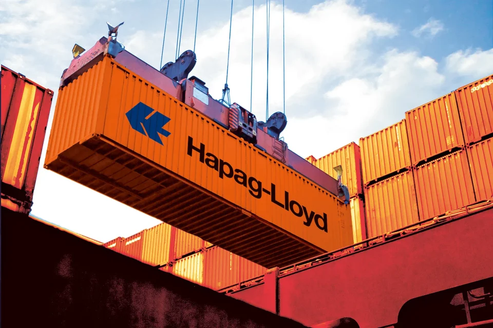 Verladung eines Standardcontainers (TEU) von Hapag-Lloyd