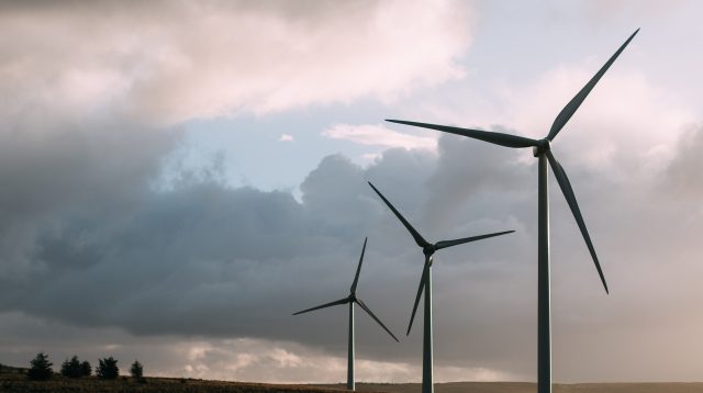 Drei Windräder von Nordex auf einem Feld