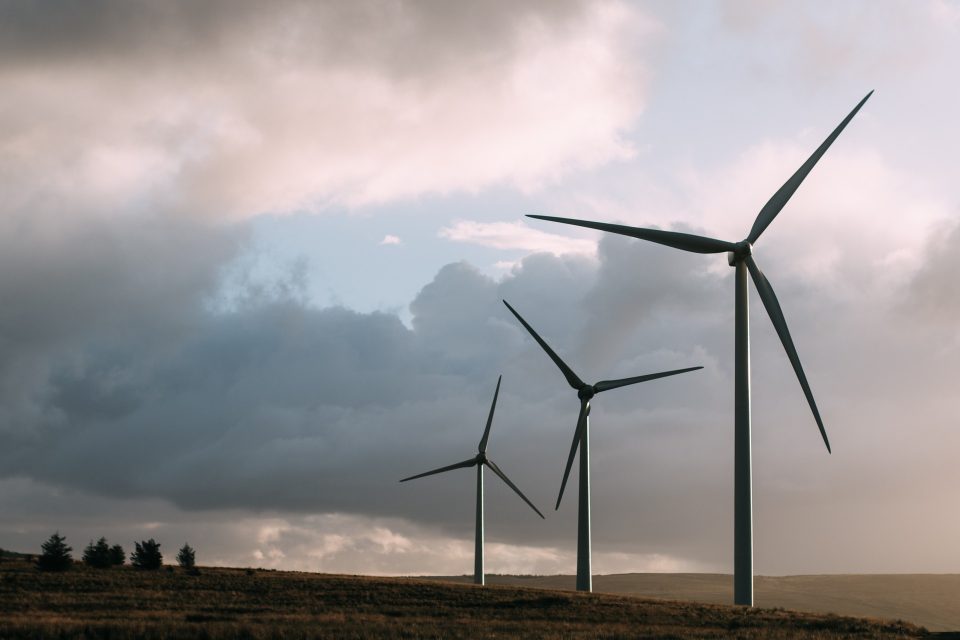 Drei Windräder von Nordex auf einem Feld