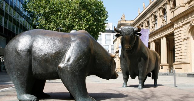 Bulle und Bär vor der Frankfurter Wertpapierbörse.