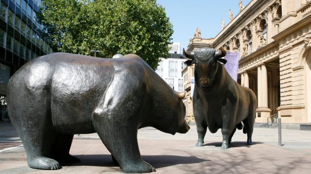 Bulle und Bär vor der Frankfurter Wertpapierbörse.