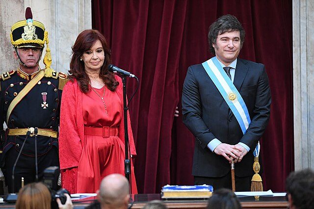 Javier Milei (rechts) mit der ehemaligen argentinischen Präsidentin Cristina Fernández de Kirchner