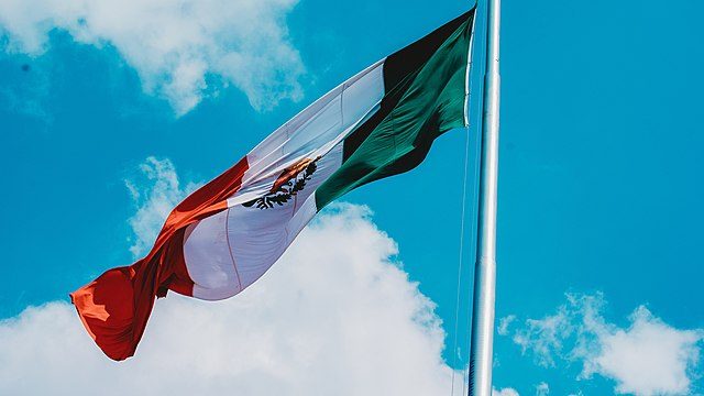 Wrinkled_mexican_flag