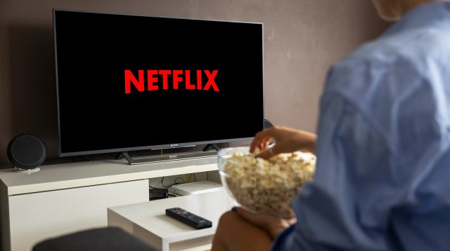 Netflix Logo auf einem Fernseher