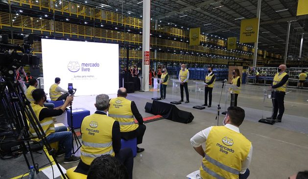 MercadoLibre Pressekonferenz in einem Lager