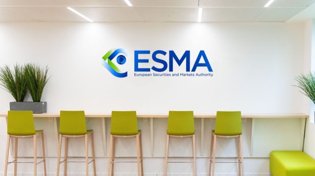 Das ESMA Logo an einer Wand