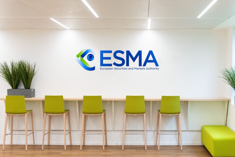 Das ESMA Logo an einer Wand