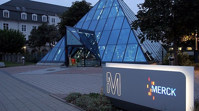 Die Pyramide, ein Wahrzeichen des Stammsitzes von Merck in Darmstadt, Deutschland