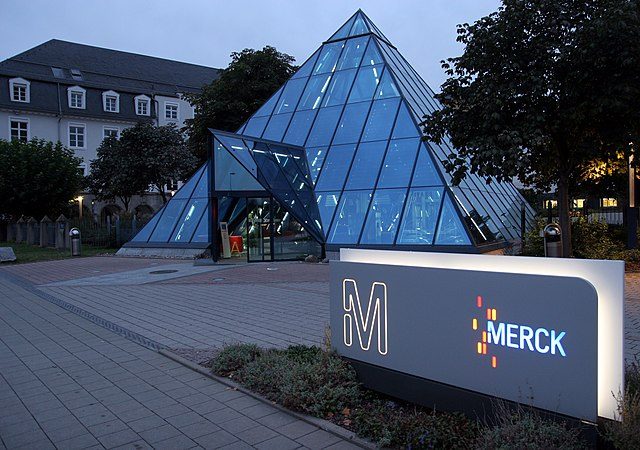 Die Pyramide, ein Wahrzeichen des Stammsitzes von Merck in Darmstadt, Deutschland