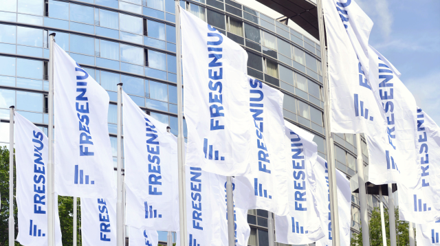 Flaggen mit Fresenius-Logo