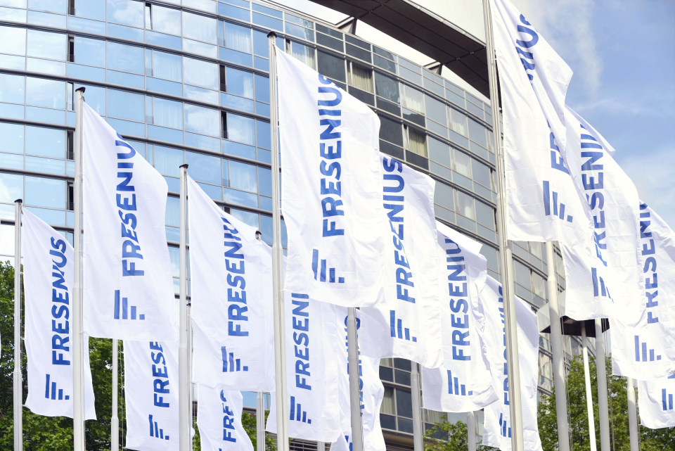 Flaggen mit Fresenius-Logo