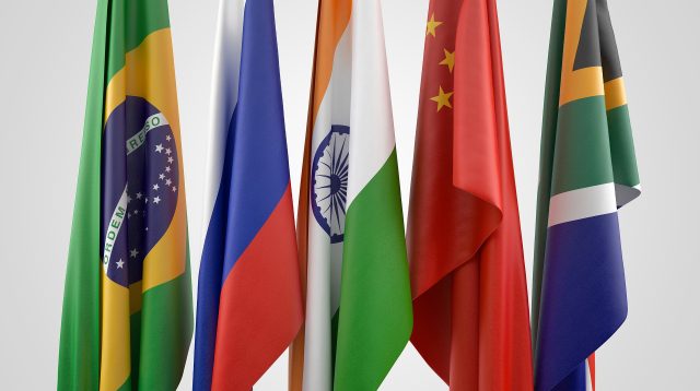 Flaggen der fünf BRICS-Staaten