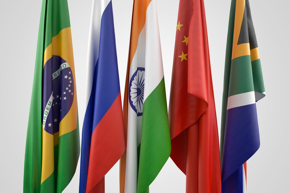 Flaggen der fünf BRICS-Staaten