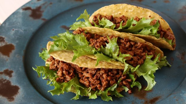 3 Tacos auf einem Teller