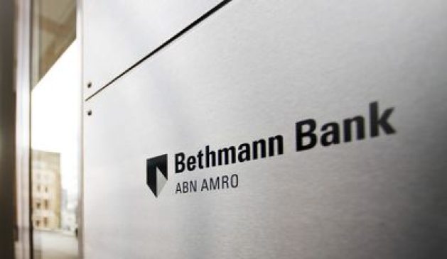  Bethmann Bank Logo auf einem Schild