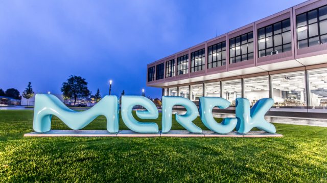 Merck Logo auf einer Wiese vor einem Gebäude