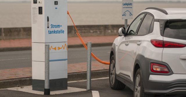 Auto, welches an einer E-Auto-Ladestation lädt