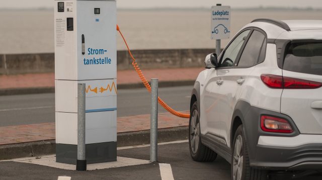 Auto, welches an einer E-Auto-Ladestation lädt