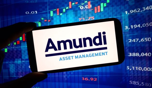 Der Amundi Asset Management Schriftzug auf einem Smartphone