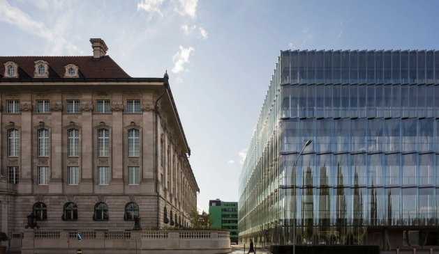 Das Gebäude der Swiss Re in Zürich, Schweiz