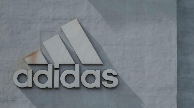 Das Adidas Logo auf Beton