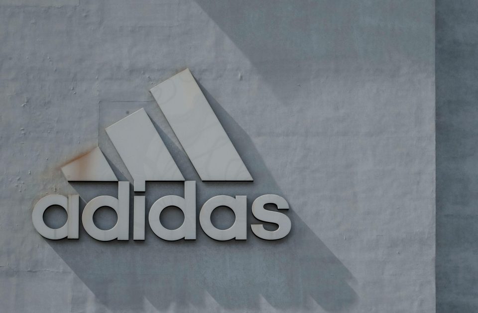 Das Adidas Logo auf Beton