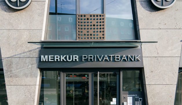 Der Eingang der Merkur Privatbank in München, Deutschland