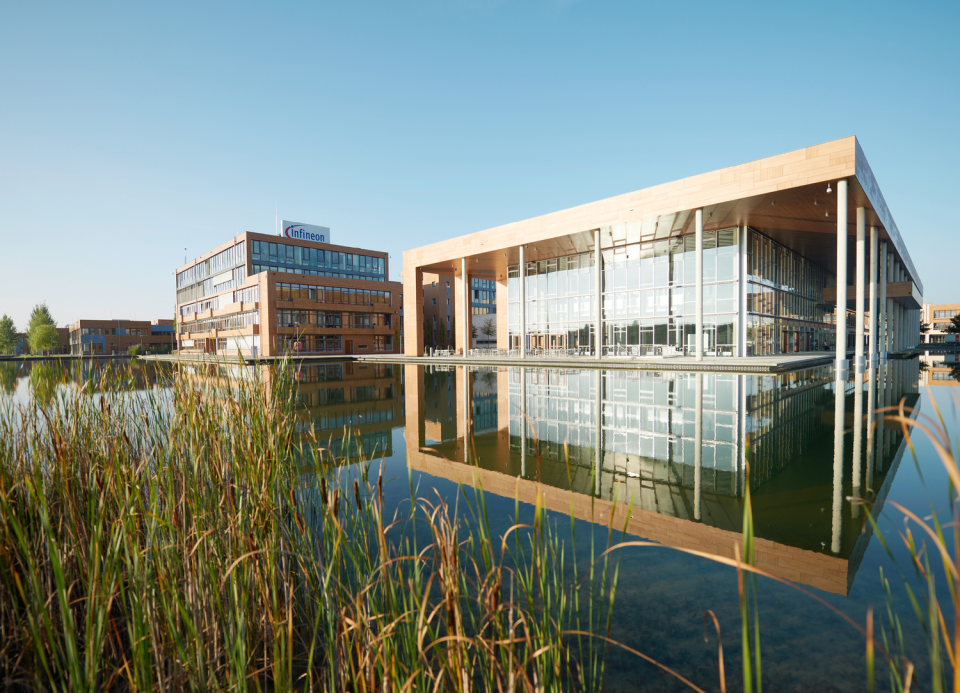 Der Hauptsitz der Infineon Technologies AG auf dem Campeon-Campus in Neubiberg bei München, Deutschland