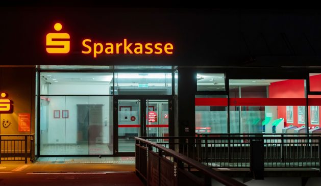 Eine Filiale der Sparkasse bei Nacht.