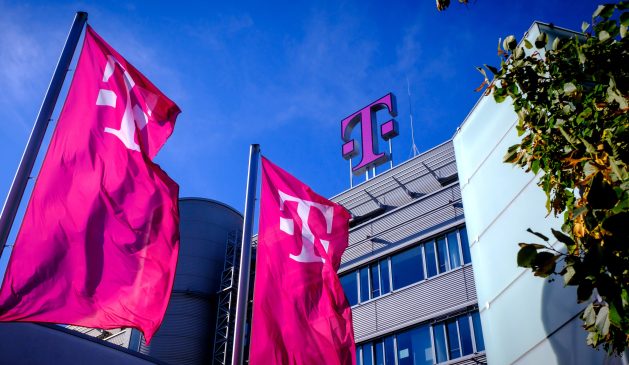 Telekom Logo auf der Konzernzentrale in Bonn.