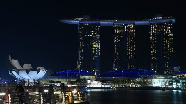 Das Marina Bay Sands Hotel bei Nacht in Singapur