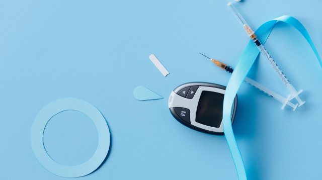 Insulin in Spritzen und ein elektronisches Gerät von Medtronic