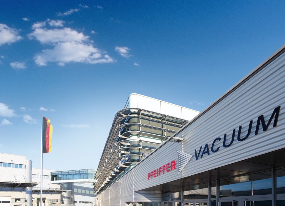 Außenansicht eines Gebäudes der Pfeiffer Vacuum GmbH in Asslar, Deutschland