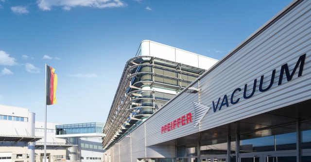 Außenansicht eines Gebäudes der Pfeiffer Vacuum GmbH in Asslar, Deutschland