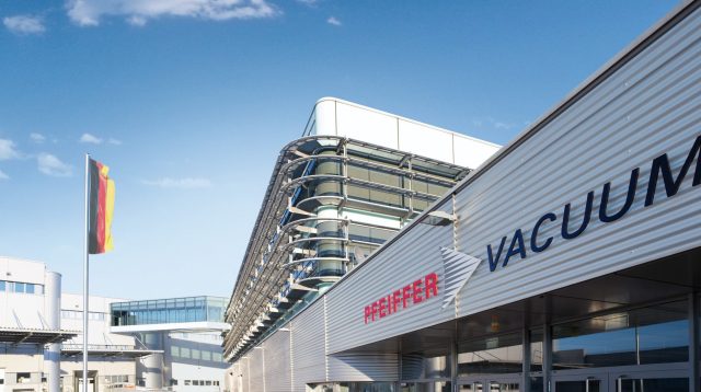 Außenansicht eines Gebäudes der Pfeiffer Vacuum GmbH in Asslar, Deutschland