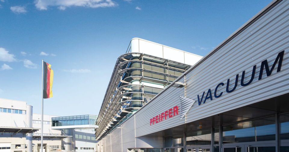 Außenansicht eines Gebäudes der Pfeiffer Vacuum GmbH in Asslar, Deutschland