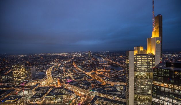 Der Commerzbank Tower in Frankfurt am Main bei Nacht