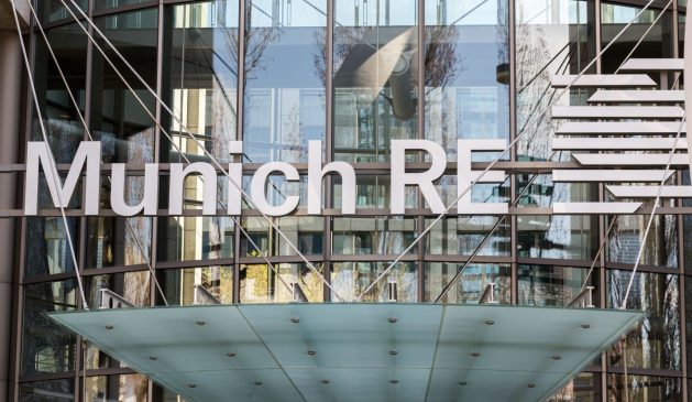 Nahansicht des Munich RE Logos in München, Deutschland