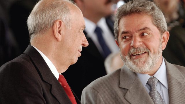 Lula da Silva (rechts) 2004 im Gespräch mit José Alencar