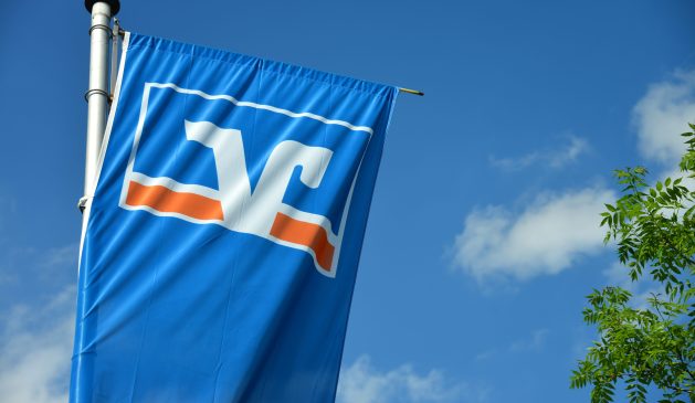 Flagge mit dem Logo der deutschen Volksbank - Raiffeisenbank